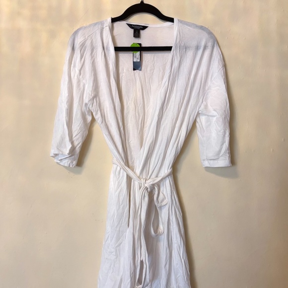 Ambrielle White Robe - Picture 1 of 2